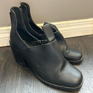 2/$75💥- SHOES | Women’s Shellys London boots size 8